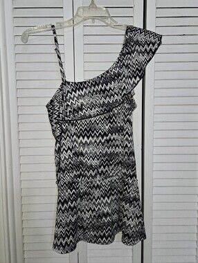 Byline Women's S One-Shoulder Black & White Zigzag Top